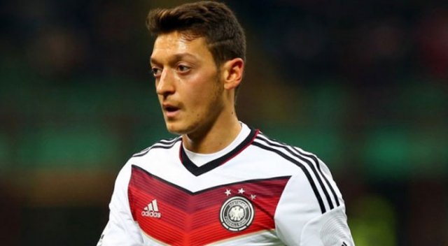 Almanya'nın efsanesi Özil'e sahip çıktı Almanya'nın efsanesi Özil'e sahip çıktı