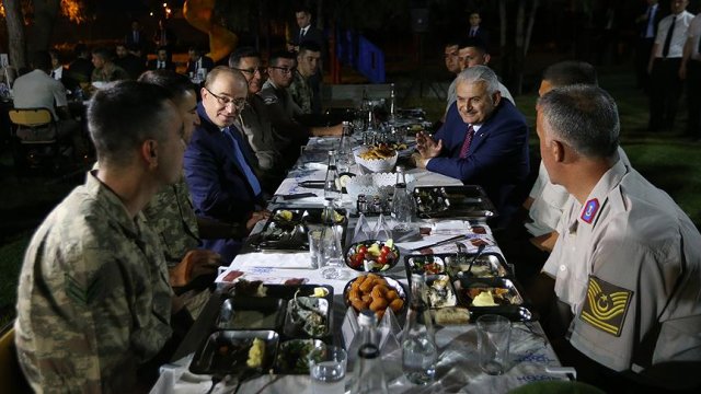 Başbakan Yıldırım askerlerle iftar yaptı