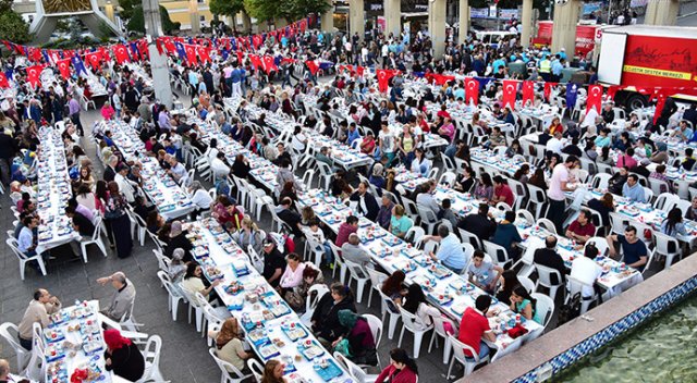 Bereket sofralarına her gün 25 bin kişi oturuyor