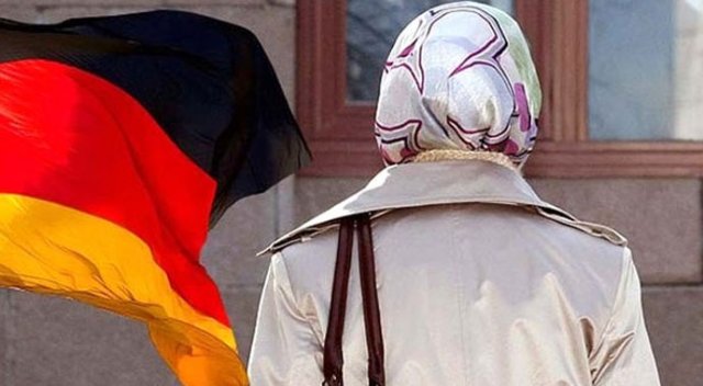 Berlin&#039;de başörtülü kızlara saldırı