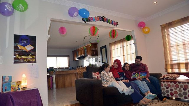 Çocuklarına ramazan bilinci vermek için 6 yıldır evini süslüyor