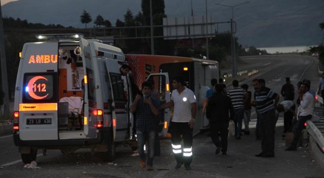 Elazığ'da yolcu otobüsü devrildi, 27 yaralı var Elazığ'da yolcu otobüsü devrildi, 27 yaralı var