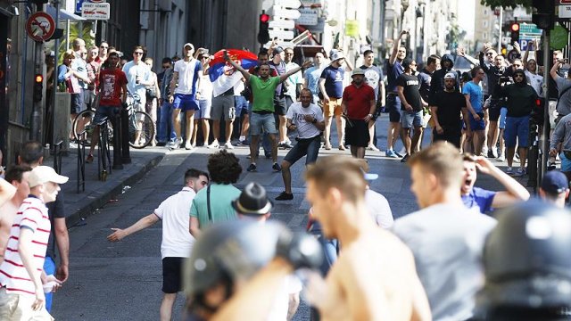 Fransa'da polis 6 Rus taraftarı gözaltına aldı Fransa'da polis 6 Rus taraftarı gözaltına aldı