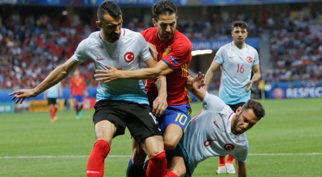 Hakan Çalhanoğlu 'Böyle yapılması bizi üzüyor' Hakan Çalhanoğlu 'Böyle yapılması bizi üzüyor'