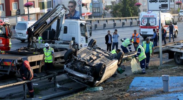 İstanbul'da bariyerle çarpan otomobil takla attı: 4 yaralı İstanbul'da bariyerle çarpan otomobil takla attı: 4 yaralı