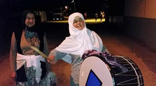 Köy halkını kadın davulcu sahura uyandırıyor Köy halkını kadın davulcu sahura uyandırıyor