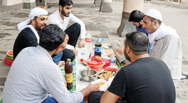 Kürt halkı PKK’ya inat camileri dolduruyor Kürt halkı PKK’ya inat camileri dolduruyor