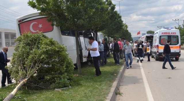 Midibüs kamyonete çarptı: 19 yaralı Midibüs kamyonete çarptı: 19 yaralı