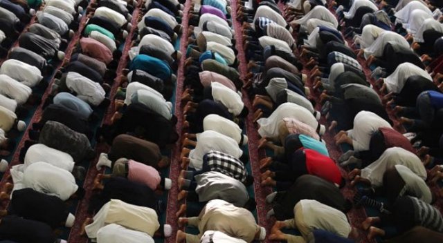 Namaz kılmak isteyen 190 işçi kovuldu Namaz kılmak isteyen 190 işçi kovuldu