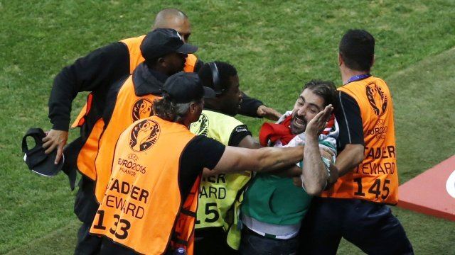 Sahaya giren taraftar, Fatih Terim'e ve kulübedeki oyunculara küfür etti Sahaya giren taraftar, Fatih Terim'e ve kulübedeki oyunculara küfür etti