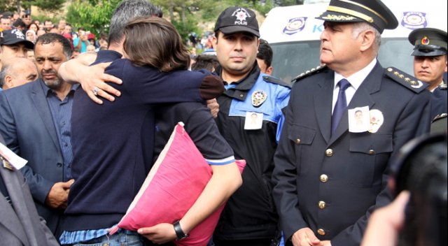 Şehit polis Şerife Özden Kalmış&#039;ı 8 bin kişi uğurladı