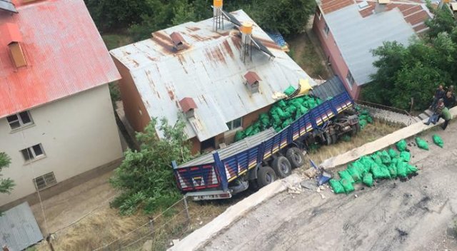 Tunceli’de freni boşalan TIR,evin üzerine devrildi Tunceli’de freni boşalan TIR,evin üzerine devrildi