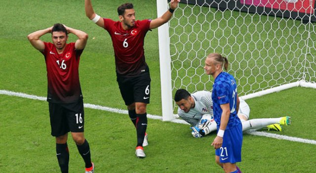 Ünlü spikerden Ozan Tufan'a çarpıcı tarak yorumu Ünlü spikerden Ozan Tufan'a çarpıcı tarak yorumu