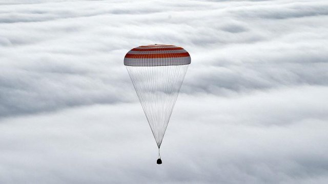 UUİ'deki üç astronot Dünya'ya döndü UUİ'deki üç astronot Dünya'ya döndü