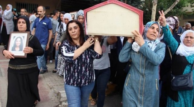 Vezneciler teröristinin tabutunu HDP'liler taşıdı