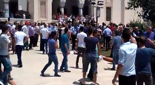 "Canlı bomba yakalandı, şu anda linç ediliyor" "Canlı bomba yakalandı, şu anda linç ediliyor"