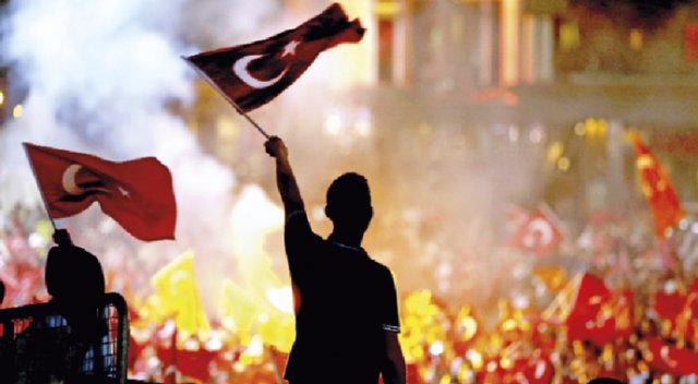 15 Temmuz&#039;da 10 kişiden 4&#039;ü meydandaydı