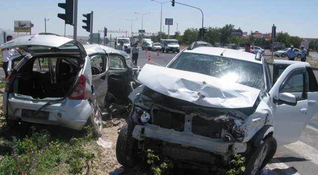 Aksaray'da trafik kazası: 3 ölü, 5 yaralı Aksaray'da trafik kazası: 3 ölü, 5 yaralı