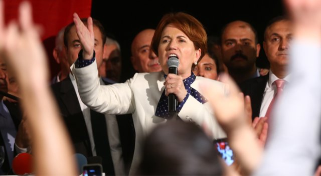 Akşener'in bayramlaşmasında ortalık karıştı Akşener'in bayramlaşmasında ortalık karıştı