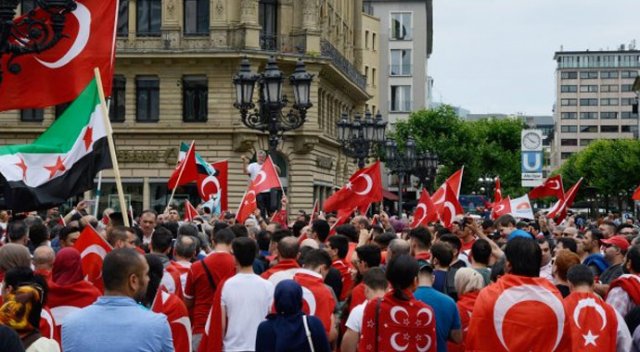 Almanya&#039;daki Türkler&#039;den darbecilere sert tepki