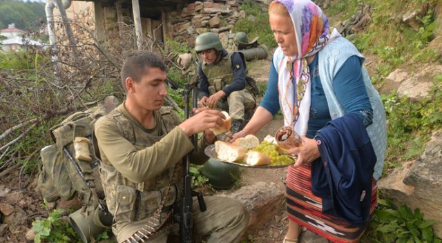 Asker millet el ele! Mehmetçik'e ikram! Asker millet el ele! Mehmetçik'e ikram!