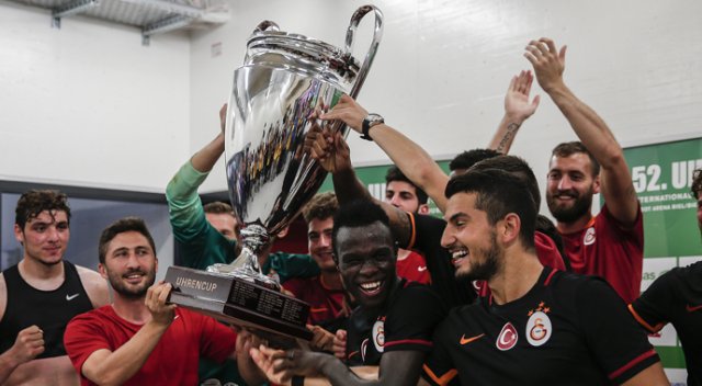 Aslan kupa seviyor Aslan kupa seviyor