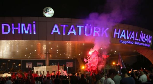 Atatürk Havalimanı'na 2 tır mühimmat ve 1 zırhlı araç getirildi Atatürk Havalimanı'na 2 tır mühimmat ve 1 zırhlı araç getirildi