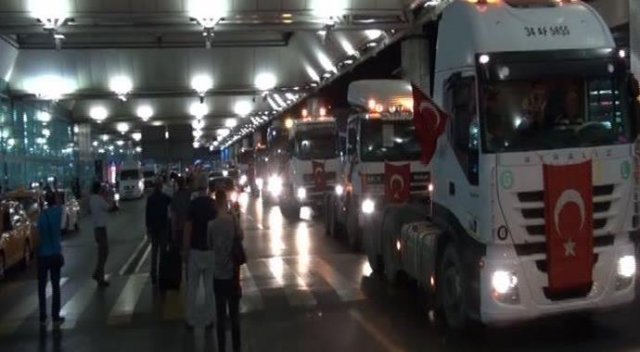 Atatürk Havalimanı'nda TIR'larla darbe girişimi protestosu Atatürk Havalimanı'nda TIR'larla darbe girişimi protestosu