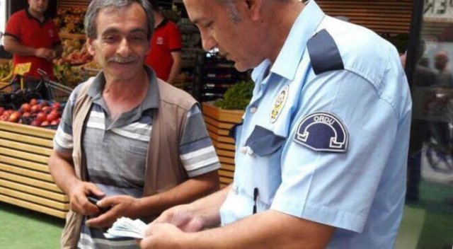 ATM'de unutulan tam 1500 TL'yi polise teslim etti