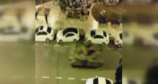 Bağdat Caddesi’nde tanklara sevinenlere vatandaştan tepki Bağdat Caddesi’nde tanklara sevinenlere vatandaştan tepki