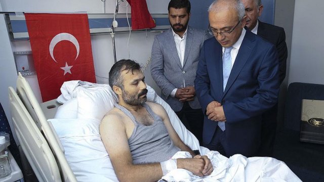 Bakan Elvan yaralıları ziyaret etti
