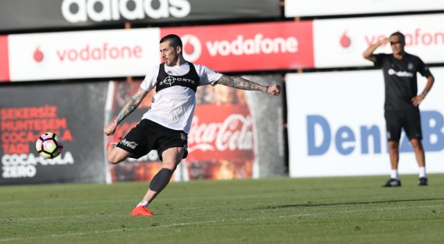 Beşiktaş üç futbolcuya sözleşmesi devam etmesine rağmen özgürlük tanıdı