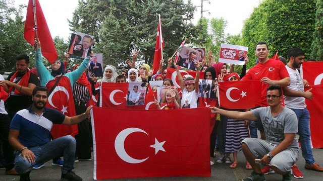 Beyrut&#039;ta terör örgütü FETÖ&#039;nün darbe girişimi protesto edildi