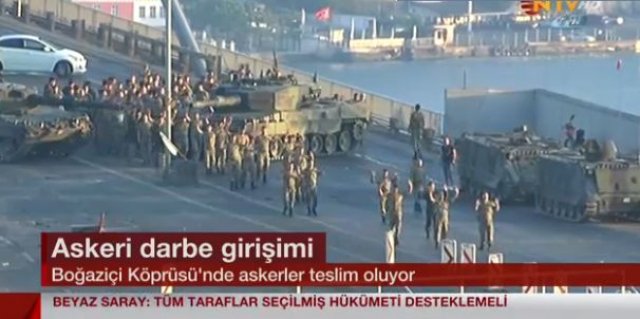 Boğaziçi Köprüsü'nü işgal eden askerler, polise teslim oldu