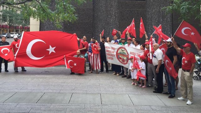 Boston&#039;da yaşayan Türkler &#039;darbeye hayır, demokrasiye evet&#039; dedi