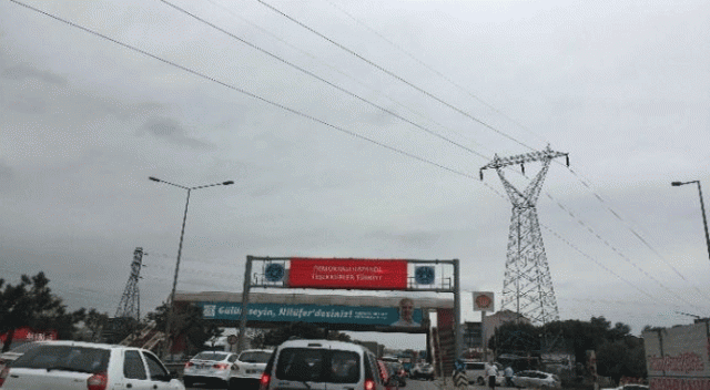 Bursa'da ''Yollara demokrasi kazandı'' “tabelası asıldı Bursa'da ''Yollara demokrasi kazandı'' “tabelası asıldı
