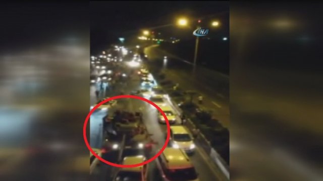 Darbeciler tankla halkı ve araçları böyle ezdi Darbeciler tankla halkı ve araçları böyle ezdi