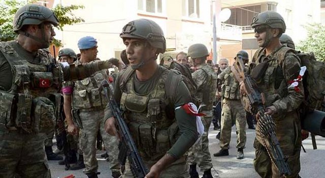 Darbeye destek vermeyen asker ve polisler kırmızı beyaz bant taktı