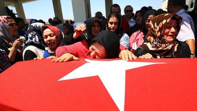 FETÖ'nün darbe girişimde şehit olan vatandaşımız arkasında 4 yetim bıraktı FETÖ'nün darbe girişimde şehit olan vatandaşımız arkasında 4 yetim bıraktı