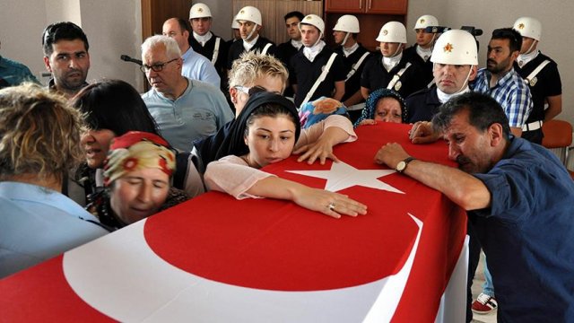 Doğum gününde şehit olan özel harekat polisi Yorulmaz defnedildi Doğum gününde şehit olan özel harekat polisi Yorulmaz defnedildi