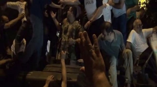 Eski emniyet müdürü askeri kamuflajla yakalandı