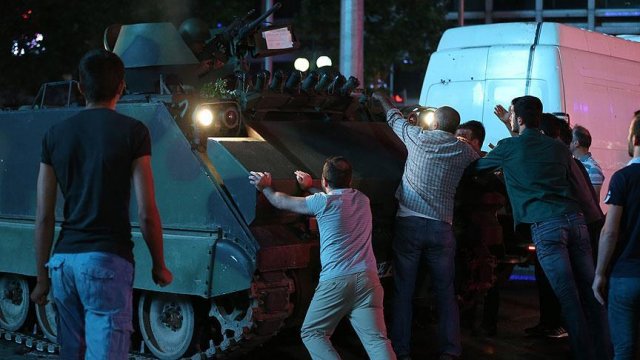 FETÖ'nün darbe girişimi 22 saatte bertaraf edildi FETÖ'nün darbe girişimi 22 saatte bertaraf edildi