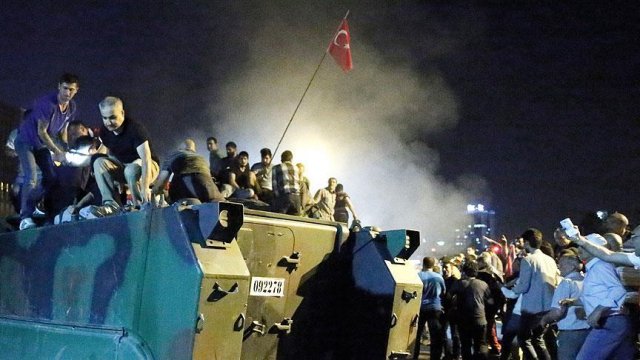 Fişenk: Demokrasimizi savunmalıyız Fişenk: Demokrasimizi savunmalıyız