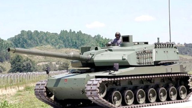 Genelkurmay Başkanlığı önünden çıkarılan tank barikata ateş açtı