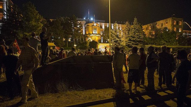 Genelkurmay'daki darbe girişimindeki askerlere 'teslim olun' çağrısı