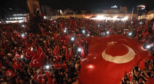 Halk demokrasiye sahip çıkıyor!