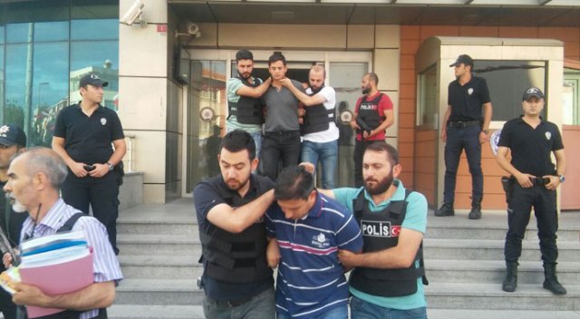 Halkı tankla ezen hainler yüzleri ifşa edilerek götürüldü Halkı tankla ezen hainler yüzleri ifşa edilerek götürüldü