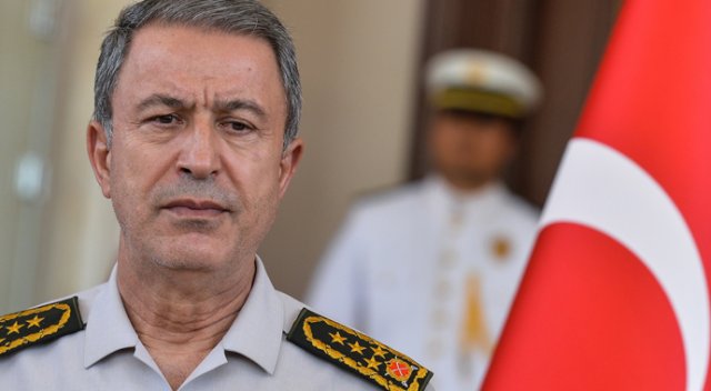 Hulusi Akar'ın boynunda dikkat çeken iz! Hulusi Akar'ın boynunda dikkat çeken iz!