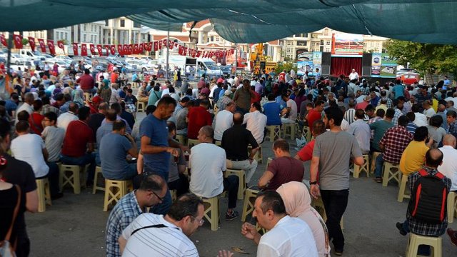 İlk günden beri meydanı terk etmediler