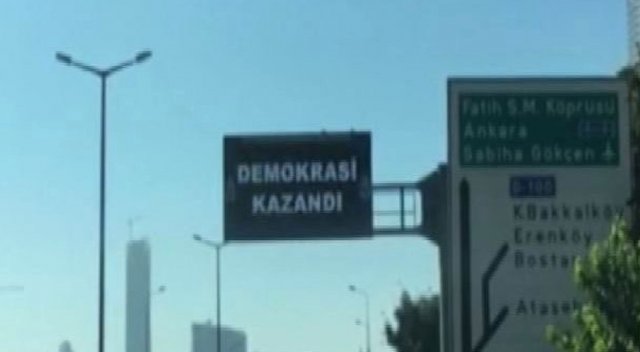İstanbul'da bilgilendirme ekranlarında "Demokrasi Kazandı" yazısı İstanbul'da bilgilendirme ekranlarında "Demokrasi Kazandı" yazısı